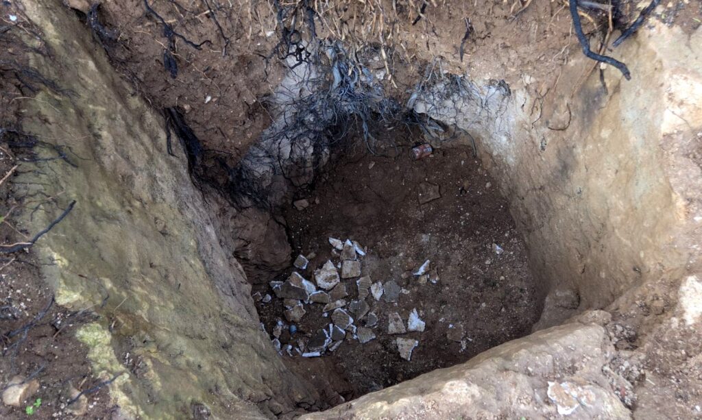 הכניסה לפתח המערה צילום ניר דיסטלפלד היחידה למניעת שוד ברשות העתיקות