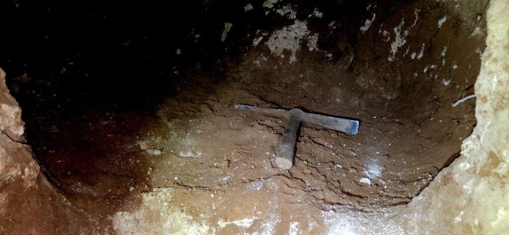 מקושון שעימו השחיתו השודדים את האתר ההסטורי. צילום ניר דיסטלפלד רשות העתיקות