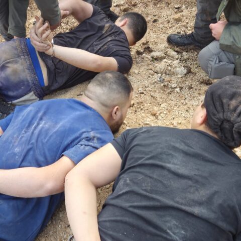 חוליית שודדי עתיקות נתפסו "על חם" כשהם משחיתים מערת קבורה ליד טבריה תפיסת החשודים.צילום ניר דיסטלפלד רשות העתיקות