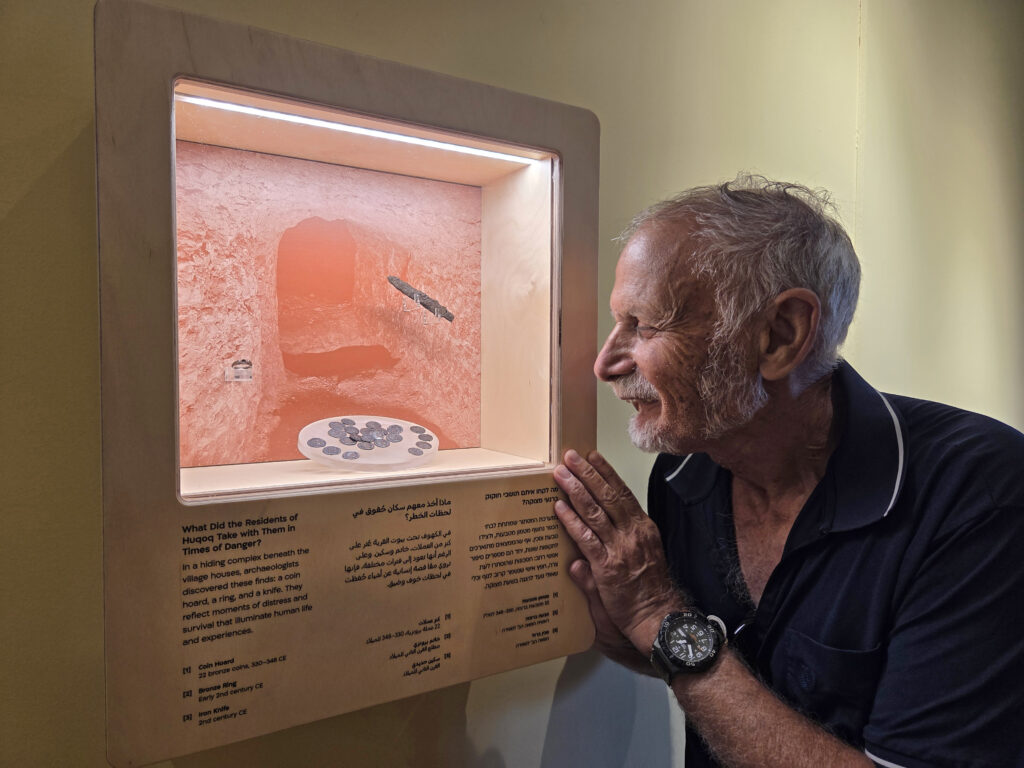פרופ' ינון שבטיאל עם המטמון שהתגלה בחפירות חוקוק. צילום עינת עמבר-ערמון